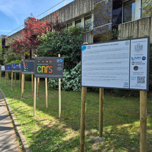 Expo photo des doctorants de l'IMN devant le bâtiment du laboratoire