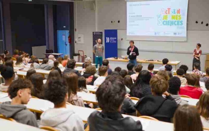 Lycéens dans un amphi de Nantes Université lors de la journée Actions jeunes et sciences